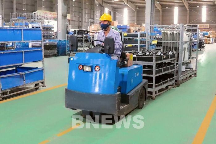 Vận chuyển hàng hóa trong nhà máy. Ảnh: BNEWS/TTXVN phát