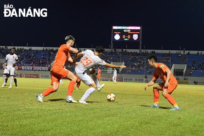 SHB Đà Nẵng (áo cam) chia điểm với Becamex Bình Dương.