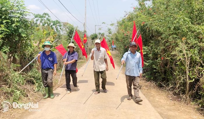 Các thành viên của mô hình còn tích cực tham gia dọn dẹp vệ sinh, bảo vệ môi trường sống tại khu dân cư luôn sáng - xanh - sạch - đẹp. Ảnh: THÀNH NHÂN