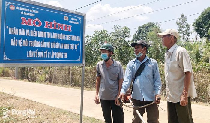 Các thành viên mô hình Bảo vệ môi trường gắn với giữ gìn an ninh trật tự liên tổ 9-11 ấp Ruộng Tre (xã Bảo Quang, TP.Long Khánh) đã tích cực trong công tác giữ gìn an ninh trật tự tại cơ sở