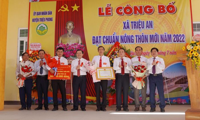 Phó Chủ tịch Ủy ban Trung ương MTTQ Việt Nam Nguyễn Hữu Dũng và Phó Chủ tịch Thường trực UBND tỉnh Hà Sỹ Đồng trao quyết định công nhận xã đạt chuẩn NTM cho xã Triệu An - Ảnh: Tiến Nhất