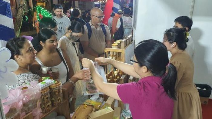 Du khách trong nước và nước ngoài thích thú với các hoạt động văn hóa, giải trí và mua sắm tại Phố đi bộ, Chợ đêm, khu phố du lịch thanh toán không dùng tiền mặt tại Khu phố An Thượng.