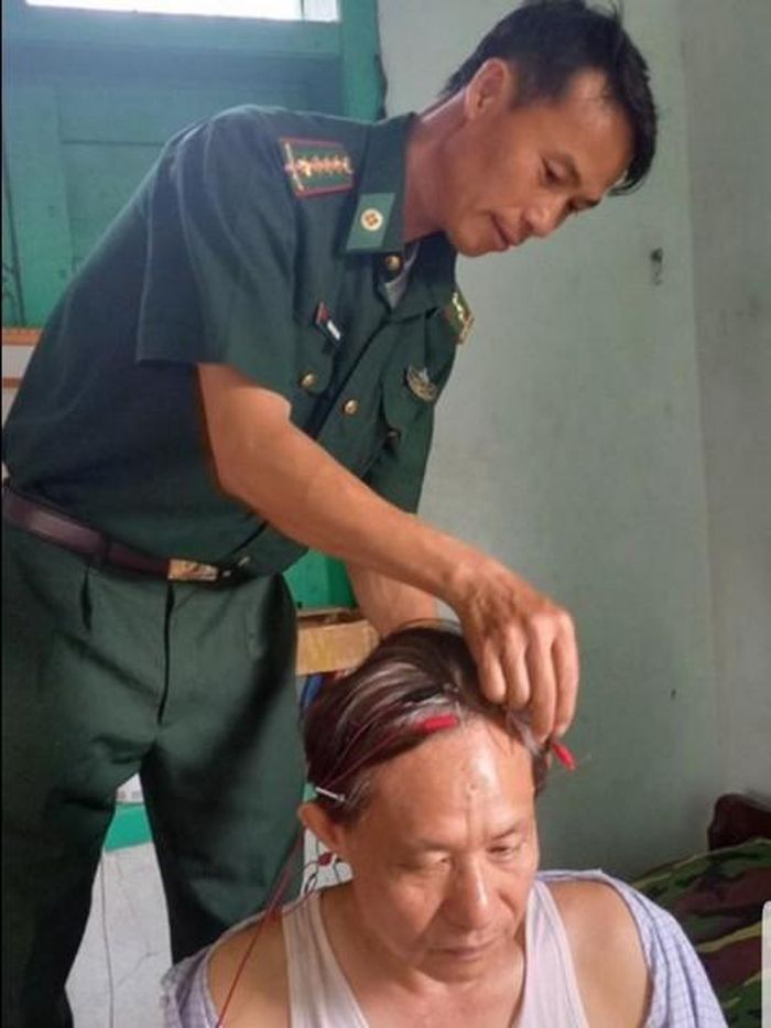 Đại úy - bác sĩ Hoàng Ngọc Linh đang điều trị cho bệnh nhân