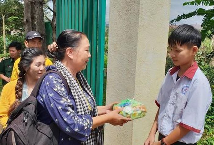 Nhà biên kịch Dương Cẩm Thúy - Trưởng đoàn văn nghệ sĩ TPHCM tặng quà cho học sinh mồ côi là con nuôi đồn biên phòng ở Đắk Lắk