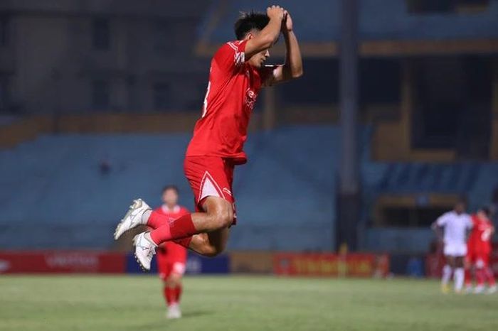 Mạnh Dũng ăn mừng theo phong cách C.Ronaldo tối 15-7. Ảnh: Hoàng Linh