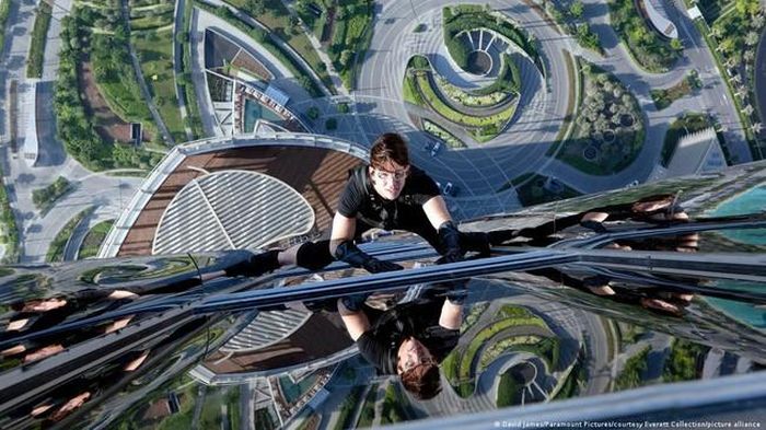 Trong 'Mission: Impossible – Ghost Protocol' (2011), Tom Cruise leo lên tòa nhà cao nhất thế giới. Ảnh: David James/Paramount Pictures