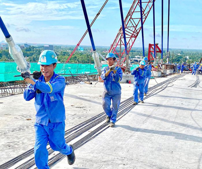 Không khí làm việc tại công trường luôn sôi nổi, tất bật