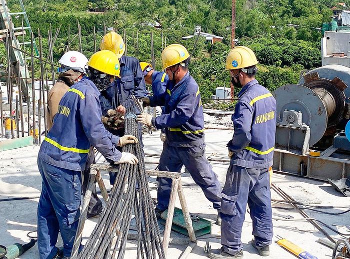 Môi trường làm việc tiềm ẩn nhiều rủi ro buộc các công nhân luôn phải tập trung cao độ