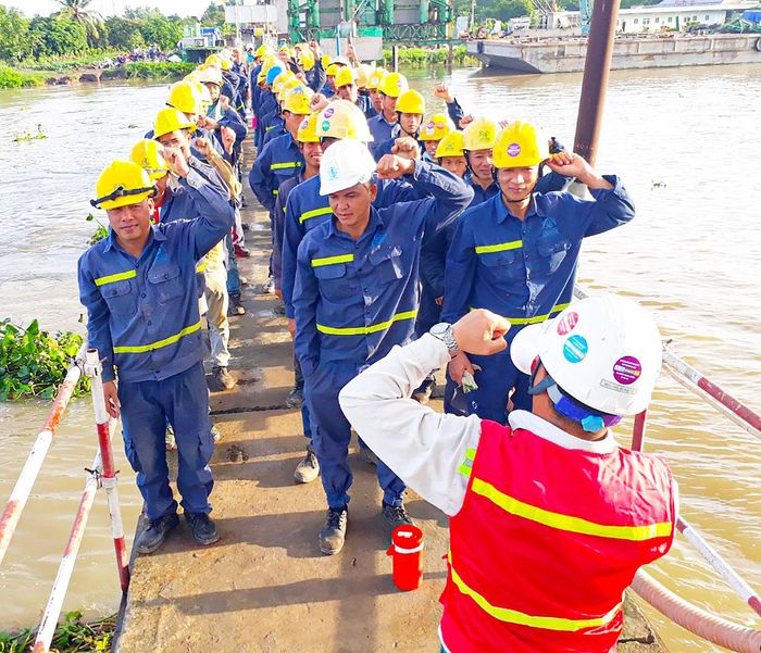 Triển khai các quy định về an toàn lao động cho anh em công nhân và nêu cao quyết tâm hoàn thành tốt công việc