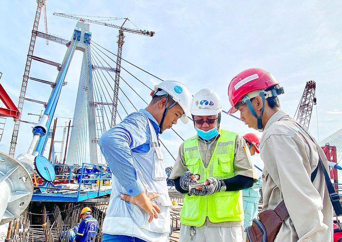 Các kỹ sư thảo luận, trao đổi công việc tại công trường