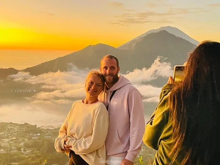 'Săn mây, đón bình minh' trên đỉnh núi lửa Batur