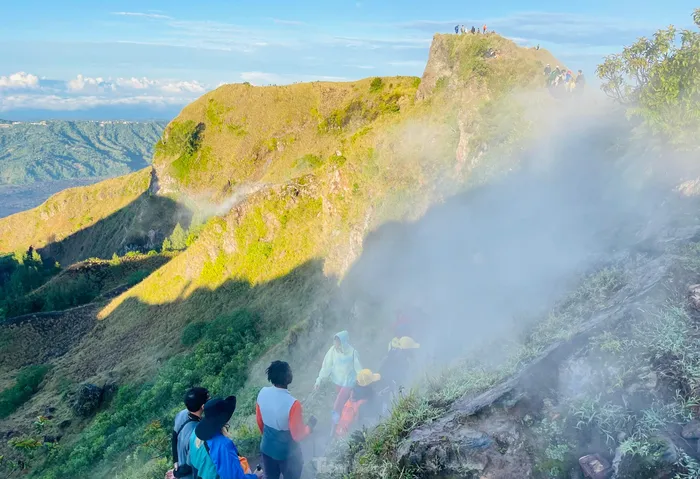 'Săn mây, đón bình minh' trên đỉnh núi lửa Batur