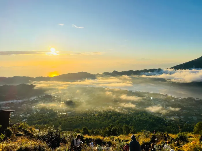 'Săn mây, đón bình minh' trên đỉnh núi lửa Batur