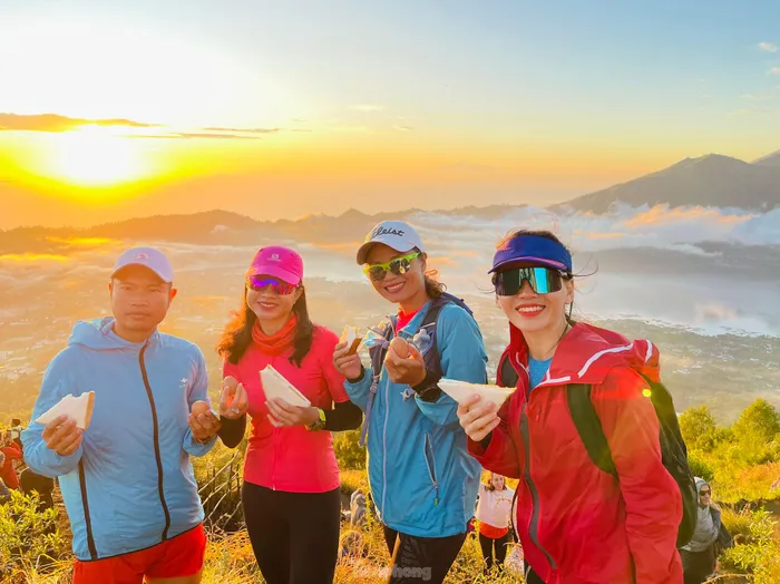 'Săn mây, đón bình minh' trên đỉnh núi lửa Batur