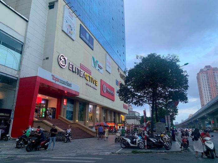 Vô tư dừng đỗ xe trên vỉa hè.