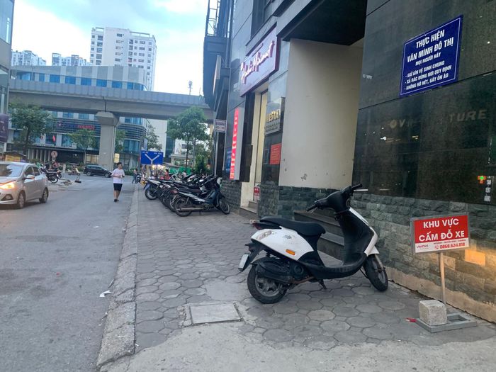Thực hiện văn minh đô thị bằng cách nào? Phải chăng dừng đỗ, lập bãi trông xe tại nơi cấm đỗ xe.