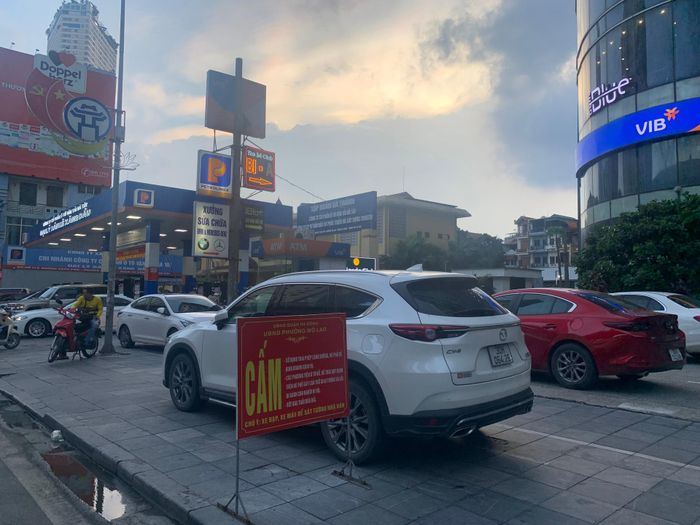 Ô tô đỗ tràn lan tại bãi xe trên vỉa hè khu vực có biển cấm tại cửa chung cư ELLIPSE TOWER (Địa chỉ 112 đường Trần Phú, phường Mỗ Lao, quận Hà Đông, Hà Nội).