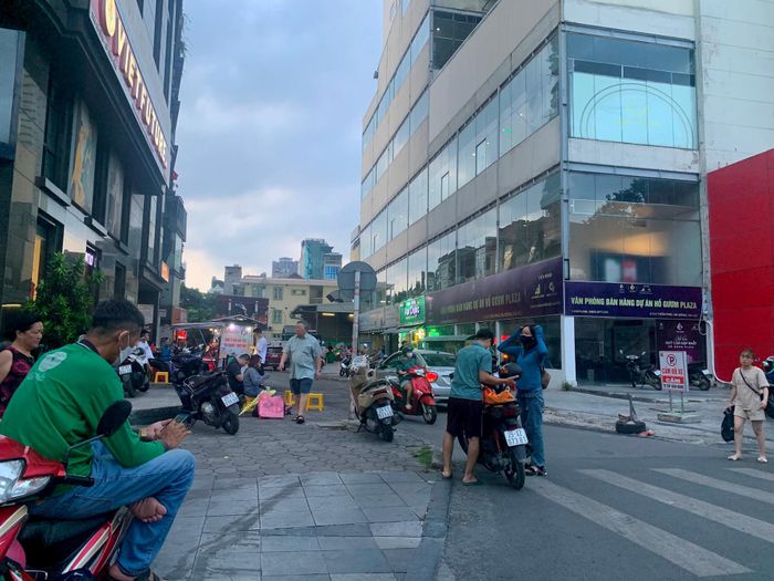 Khu vực giữa chung cư Westa và chung cư Hồ Gươm Plaza Hà Đông (cùng địa chỉ 102 đường Trần Phú, phường Mỗ Lao, quận Hà Đông, Hà Nội) tràn lan người buôn bán, dừng đỗ xe trên vỉa hè, lòng đường.