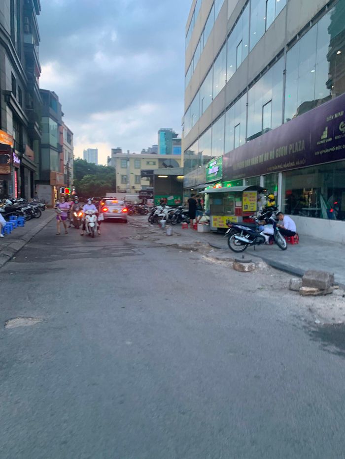 Những ụ đá nổi vứt giữa đường. Hàng quán lấn chiếm vỉa hè hai bên khiến người đi bộ phải đi dưới lòng đường gây mất an toàn giao thông.