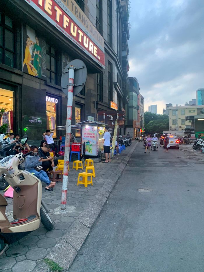 Hàng quán lấn chiếm vỉa hè Chung cư Westa.