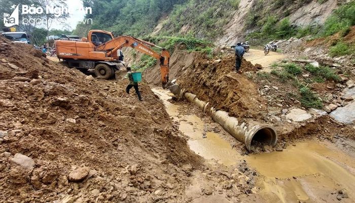  Việc lắp cống sẽ tăng khả năng thoát nước, không để nước tràn lên đường về các bản tâm lũ năm ngoái. Ảnh: PV 