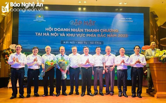  Lãnh đạo huyện Thanh Chương tặng hoa chúc mừng các đại biểu. 