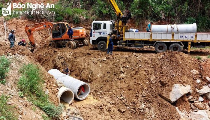  Lực lượng chức năng huyện Kỳ Sơn tiến hành lắp đặt thêm cống thoát nước tại khe Huồi Cọm sáng 16/7. Ảnh: PV 