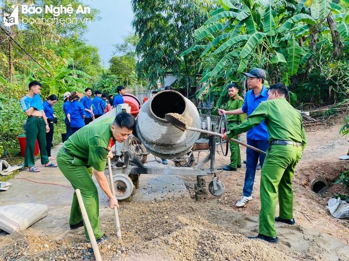  Tại huyện Thanh Chương, tuổi trẻ địa phương phối hợp với Đoàn cơ sở Trại giam số 6 làm cổng bê tông và vệ sinh nhà cửa cho cựu TNXP. Ảnh: CSCC 