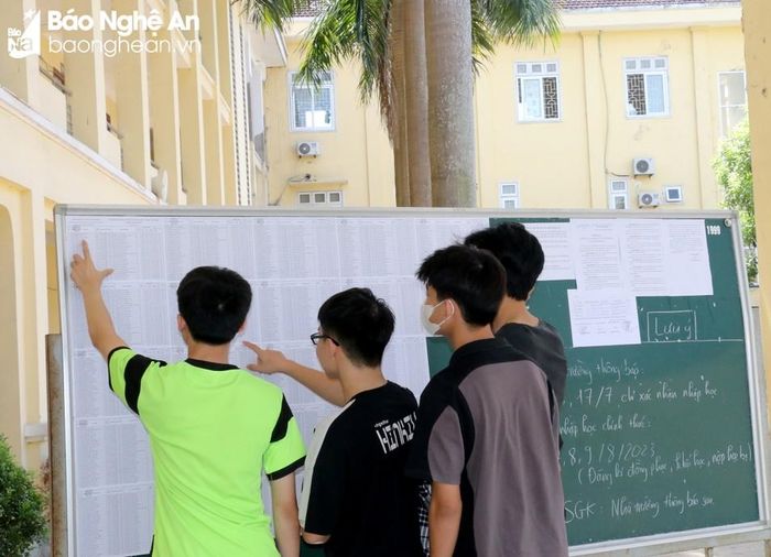  Tại Trường THPT Lê Viết Thuật cũng đã thông báo lịch nhập học. Điểm trúng tuyển đợt 1 của trường là 22,7, cao thứ 2 toàn tỉnh, sau Trường THPT Huỳnh Thúc Kháng. Ảnh: Mỹ Hà 
