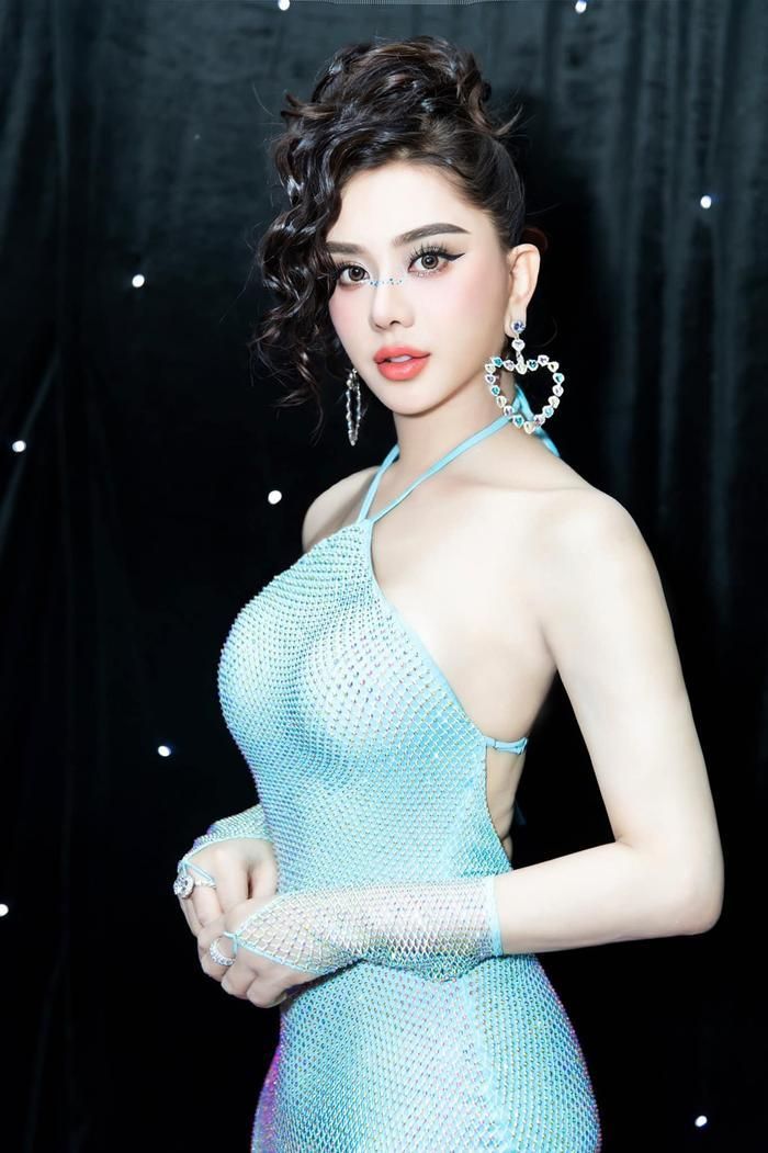 Lâm Khánh Chi ở tuổi 45 vẫn giữ được hình thể thon gọn, nóng bỏng nhờ luyện tập chăm chỉ. Đồng thời, cô cũng kết hợp việc thể thao cùng chế độ ăn uống khắc khe để sắc vóc không bị bào mòn theo thời gian. 