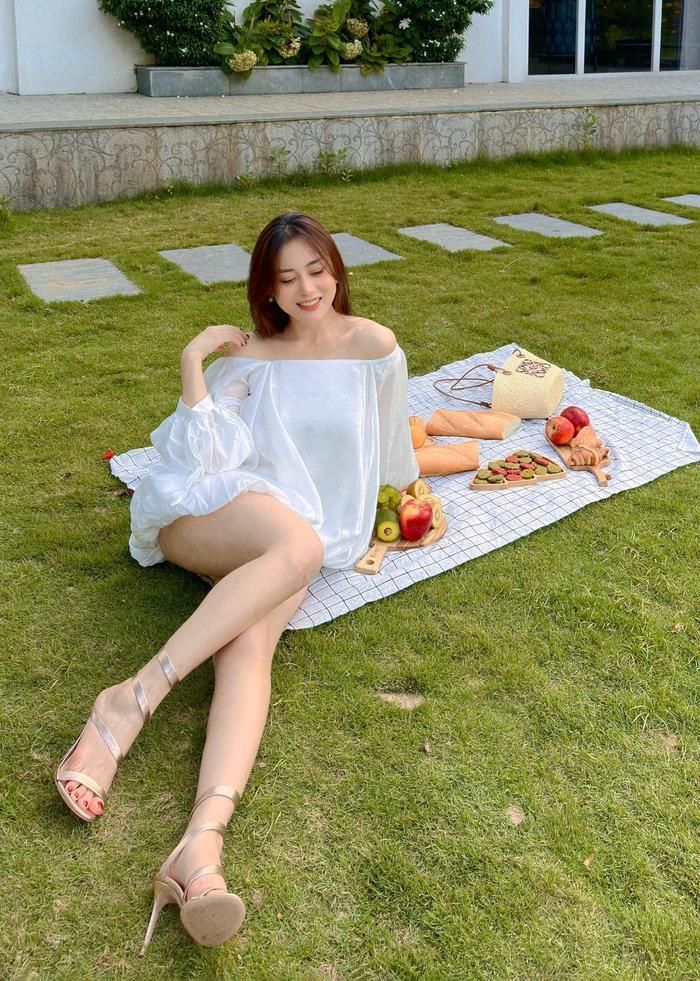 Bên cạnh đó, mỹ nhân sinh năm 1989 cũng chuyển đổi phong cách ăn mặc thường ngày trở nên thanh lịch, kín đáo hơn so với giai đoạn trước. 