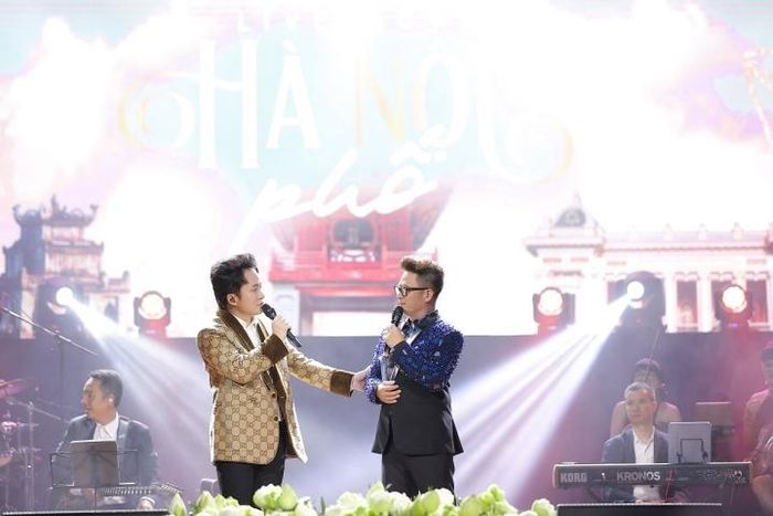 Đêm nhạc không có MC, mỗi ca sĩ bước ra sẽ tự tâm tình với khán giả bằng câu chuyện, cảm xúc thực của mình về những ký ức Hà Nội đã lưu giữ suốt thời thơ ấu của họ. Điều này tạo nên không gian âm nhạc ấm cúng, nhẹ nhàng mà chân thực cho khán giả, đồng thời giúp công chúng cảm thấy gần gũi hơn với các ca sĩ trong chương trình.