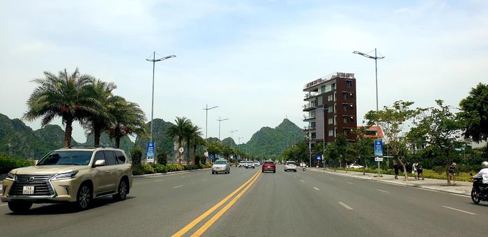 Một góc đường bao biển Trần Quốc Nghiễn vẫn rực rỡ nắng.