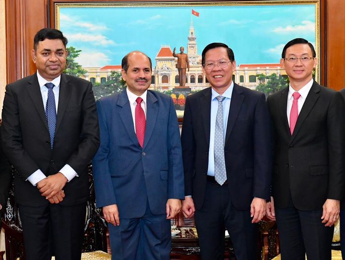  Chủ tịch UBND TPHCM Phan Văn Mãi và Đại sứ Ấn Độ tại Việt Nam Sandeep Arya tại buổi tiếp. Ảnh: VIỆT DŨNG 