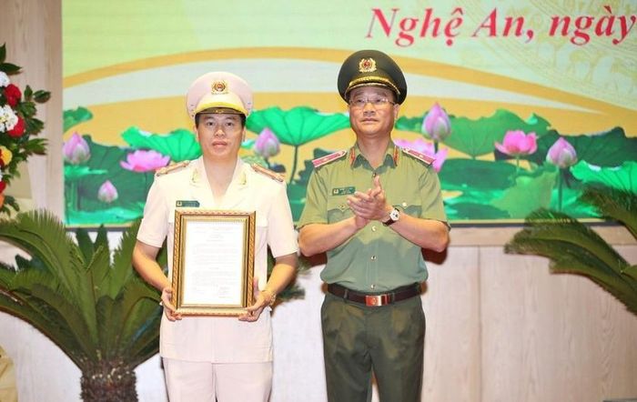 Thiếu tướng Phạm Thế Tùng, Giám đốc Công an tỉnh Nghệ An trao Quyết định của Bộ trưởng Bộ Công an cho Đại tá, PGS.TS Trần Hồng Quang. (Ảnh: Công an Nghệ An)