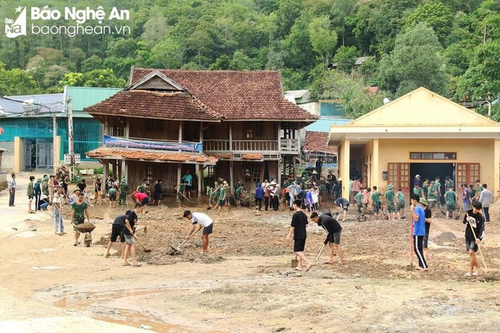  150 cán bộ, chiến sĩ Trung đoàn 1 thuộc Sư đoàn 324 tham gia khôi phục khu nhà văn hóa bản cộng đồng. Ảnh: Đào Thọ 