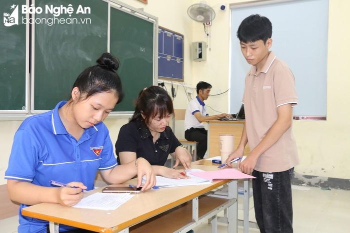  Học sinh lớp 10 đến làm thủ tục nhập học tại Trường THPT Lê Viết Thuật. Ảnh Mỹ Hà 