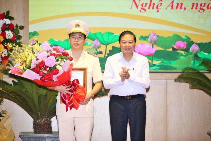  Đồng chí Lê Hồng Vinh - Ủy viên BTV Tỉnh ủy, Phó Chủ tịch Thường trực UBND tỉnh tặng hoa chúc mừng tân Phó Giám đốc Công an tỉnh Nghệ An. Ảnh: Minh Khôi 