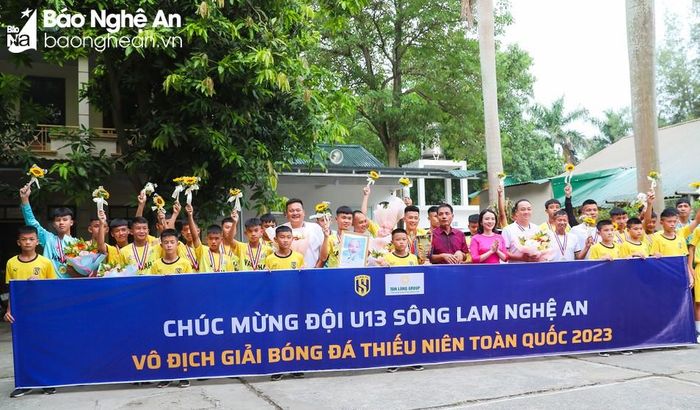 Sở Văn hóa và Thể thao, Câu lạc bộ Sông Lam Nghệ An tổ chức đón nhà Vô địch U13 Sông Lam Nghệ An. Ảnh: Đức Anh