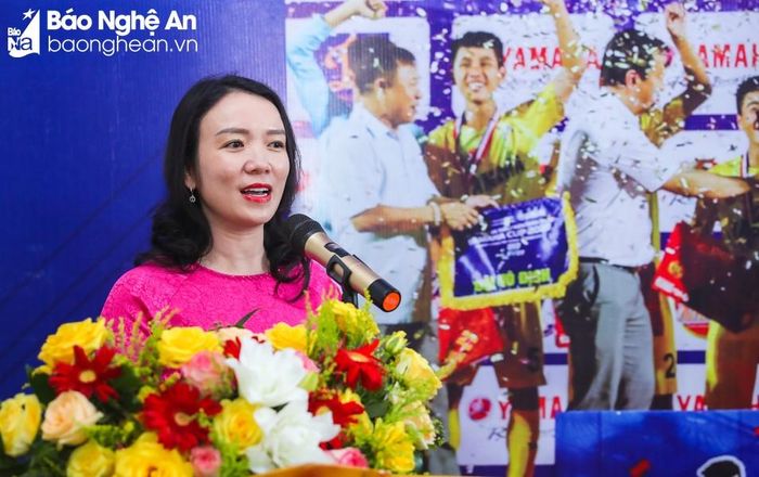 Đồng chí Trần Thị Mỹ Hạnh phát biểu chúc mừng các cầu thủ U13 Sông Lam Nghệ An. Ảnh: Đức Anh