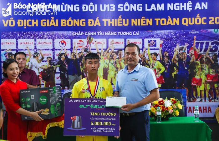 Nhà tài trợ Eurosun trao thưởng cho Cầu thủ xuất sắc nhất Giải U13 Quốc gia 2023 Hoàng Anh Tuấn. Ảnh: Đức Anh