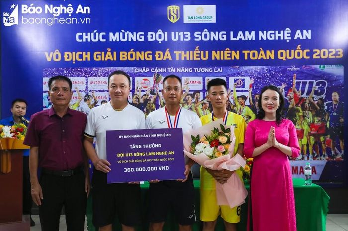 Tỉnh Nghệ An trao thưởng 360 triệu đồng cho tập thể U13 Sông Lam Nghệ An. Ảnh: Đức Anh