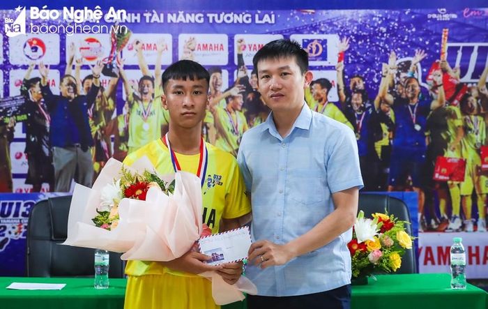 Huấn luyện viên Phan Như Thuật trao thưởng cho Cầu thủ xuất sắc nhất Giải U13 Quốc gia 2023 Hoàng Anh Tuấn. Ảnh: Đức Anh