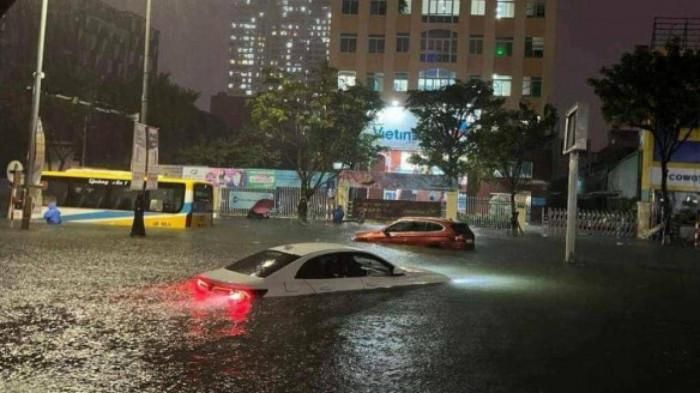 Mưa lớn chỉ trong nửa ngày đã khiến đường phố các đô thị lớn có thể ngập hơn nửa mét.