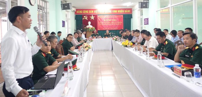 Buổi làm việc của đoàn công tác Văn phòng Ủy ban quốc gia ứng phó sự cố, thiên tai và tìm kiếm cứu nạn với Ban quản lý âu thuyền và cảng cá Thọ Quang. Ảnh: HOÀNG HIỆP