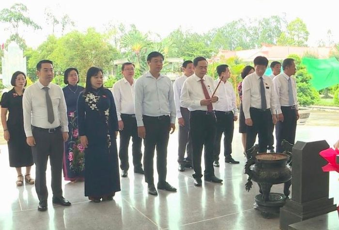 Ủy viên Bộ Chính trị, Phó Chủ tịch Thường trực Quốc hội Trần Thanh Mẫn đến dâng hương tại mộ Cụ Phó bảng Nguyễn Sinh Sắc (Ảnh: Văn Vẹn)