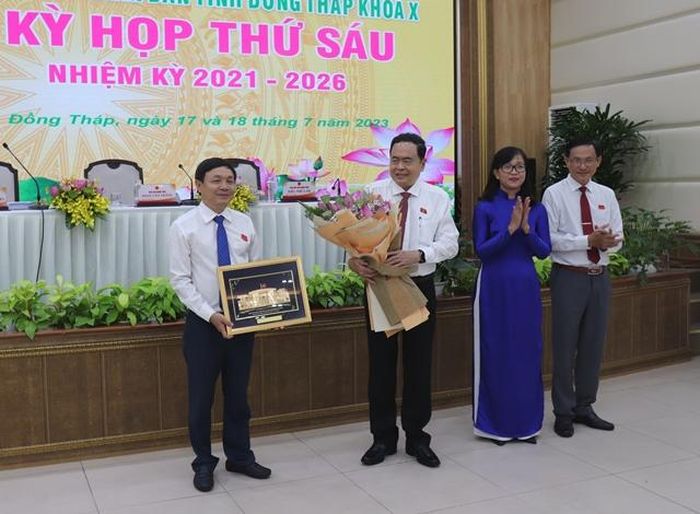 Ông Trần Thanh Mẫn - Ủy viên Bộ Chính trị, Phó Chủ tịch Thường trực Quốc hội đã tặng quà lưu niệm cho HĐND tỉnh và Thường trực HĐND tỉnh tặng hoa cảm ơn