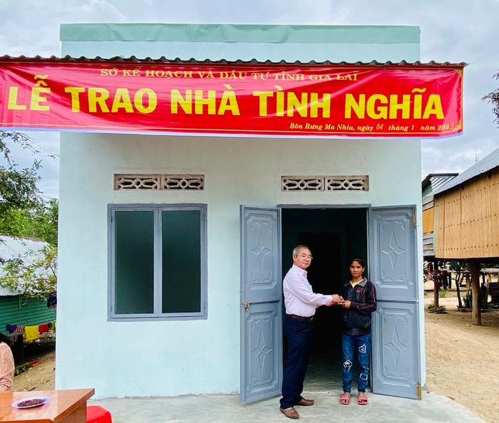 Ông Phạm Công Thành-Phó Giám đốc Sở Kế hoạch và Đầu tư trao Nhà tình nghĩa cho gia đình chị Nay H'Lưp. Ảnh: Khang Nghi