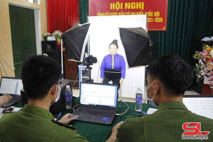 Công an huyện Sốp Cộp thực hiện thủ tục cấp căn cước công dân cho nhân dân xã Mường Và.