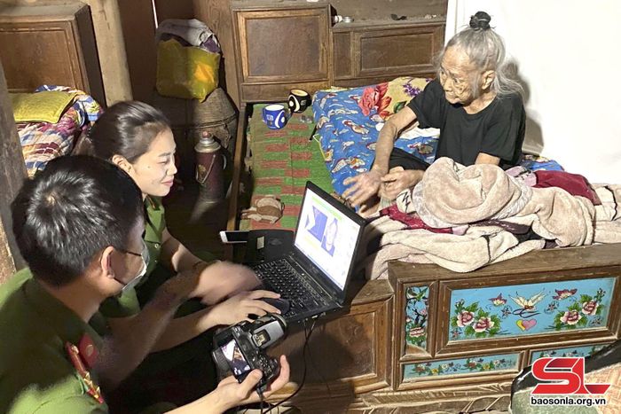 Cán bộ Công an huyện đến tận nhà người có hoàn cảnh khó khăn tại xã Sốp Cộp để làm căn cước công dân.